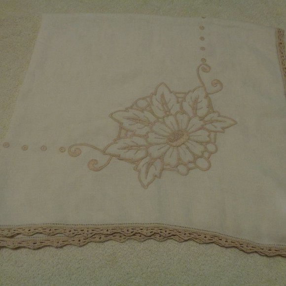 BEAUTIFUL CREAM & BEIGE EARLY 1900S LINEN CROCHETED & LACE SM TABLECLOTH - Picture 1 of 5